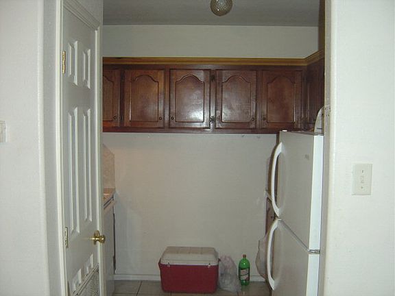 4th image of 122 W Schunior St