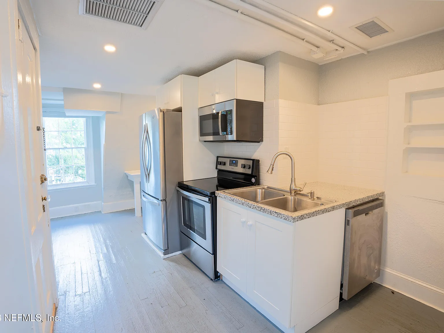 3 bed, 2.0 bath, 2000 sqft, $3,500 — Photo 3