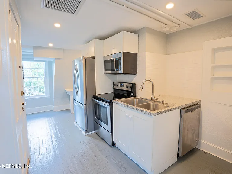 2105 River Blvd #3 — Photo 3