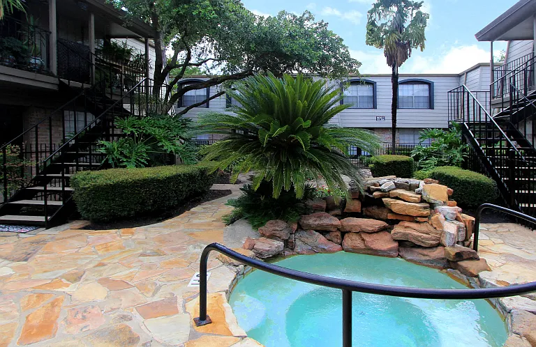 Waters of Winrock Apartments — Photo 16
