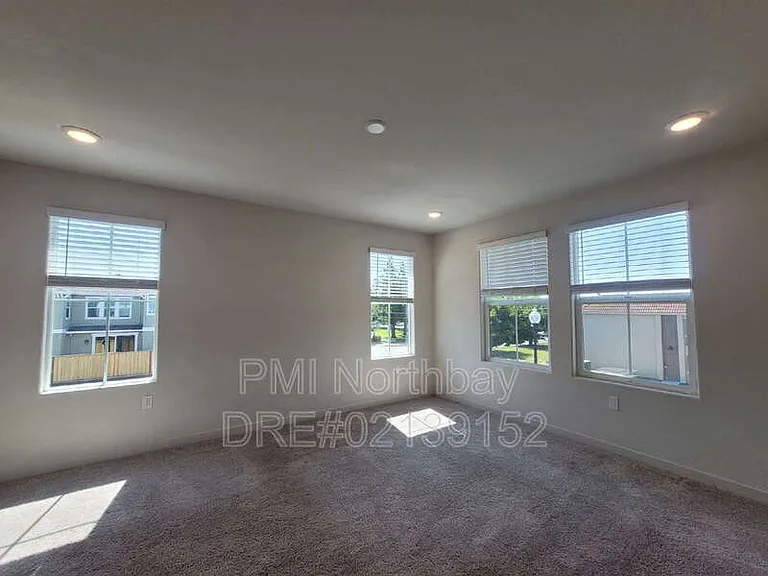 109 Clownfish St — Photo 10