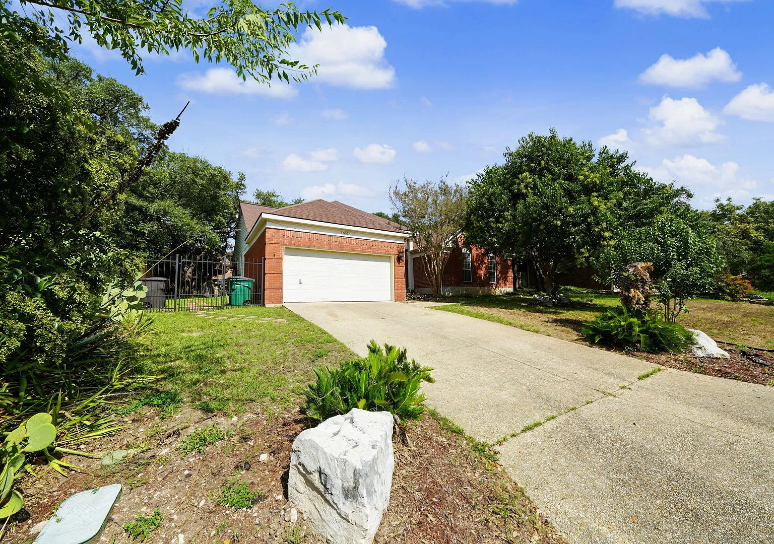 Beautiful Single-Story Stone Oak Home - Realtor Commission: $500 — Photo 2
