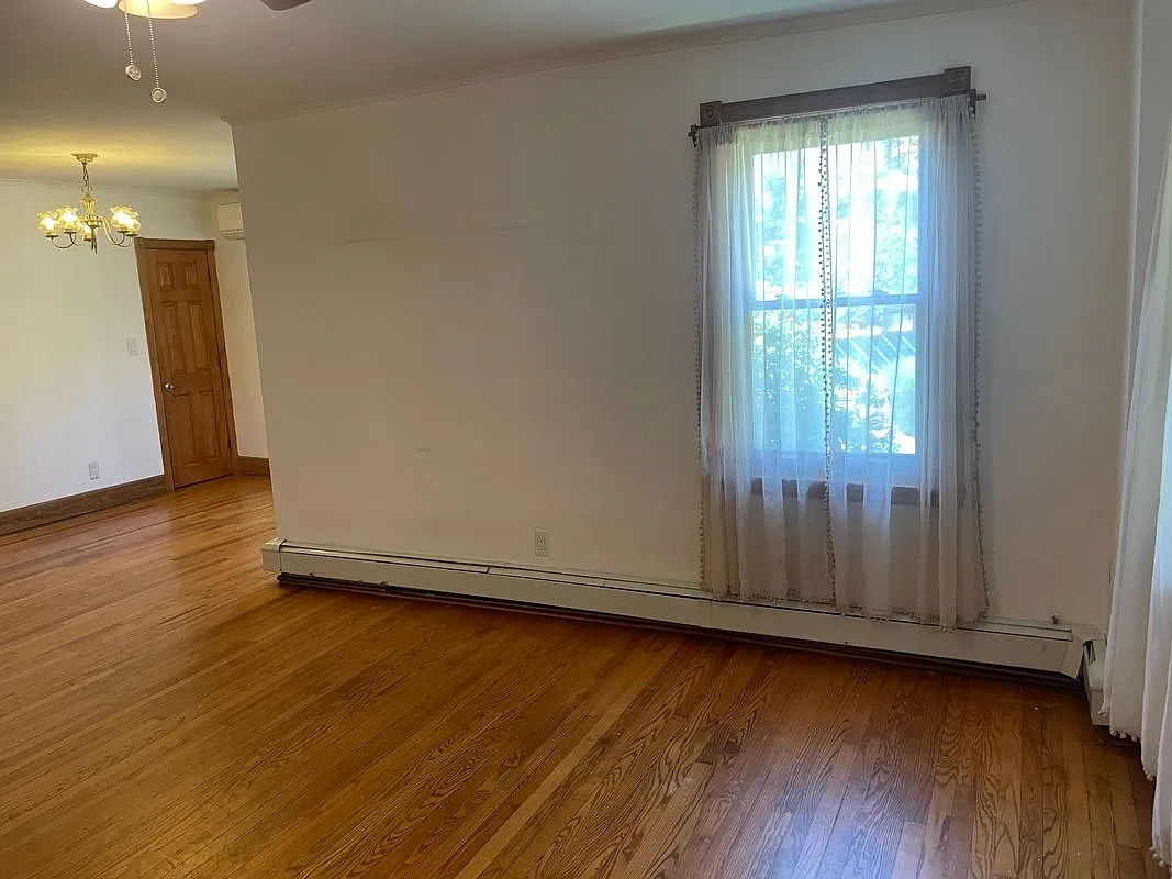 5 bed, 2.0 bath, 1053 sqft, $3,900 — Photo 4