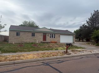 2302 E Crestway Dr, Garden City, KS 67846