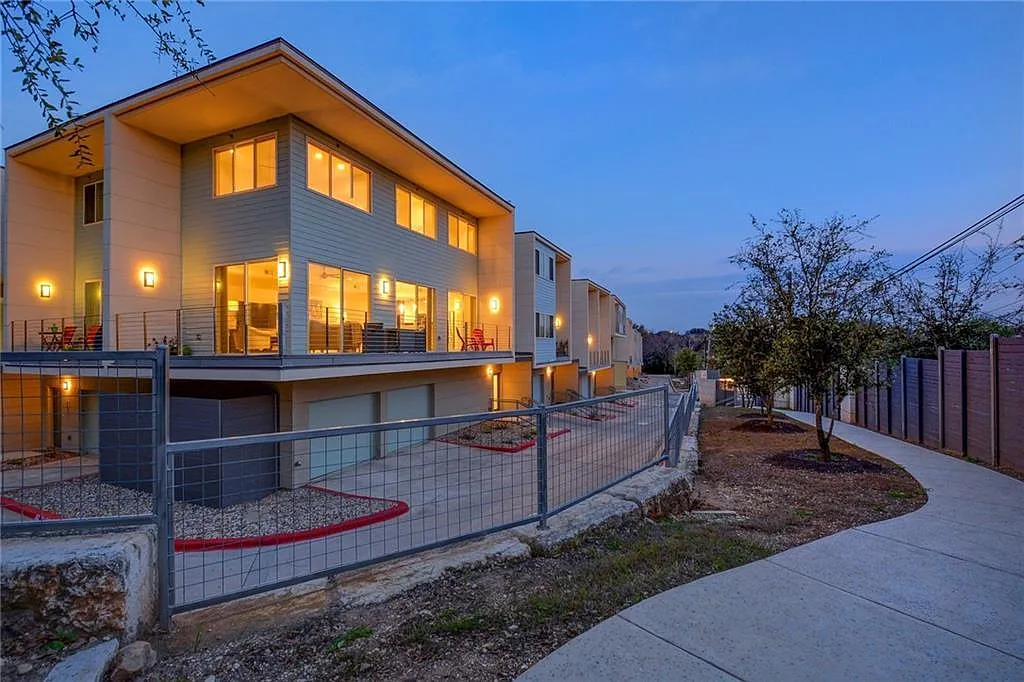 Breathtaking 3bed/2.5Bath Loft near SOCO in Gated Community! — Photo 2