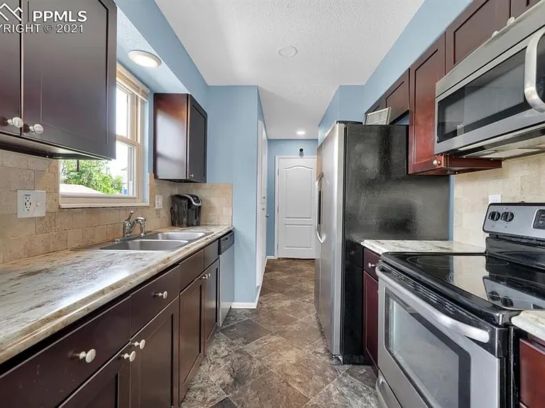 1220 Irving Ln — Photo 8