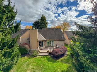 5893 Dawn Ridge Dr, Troy, MI 48098