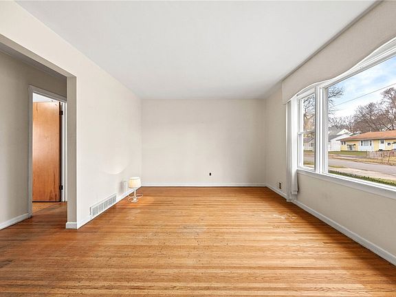 3rd image of 155 Burley Rd