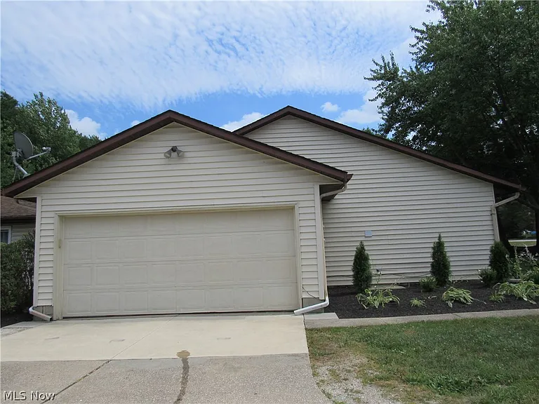 7155 Auburn Rd — Photo 35