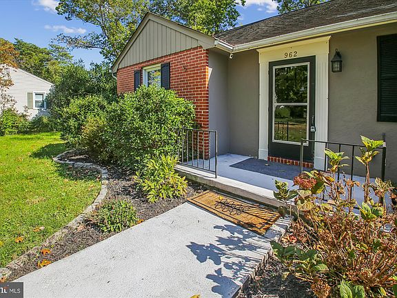 2nd image of 962 Oakdale Cir