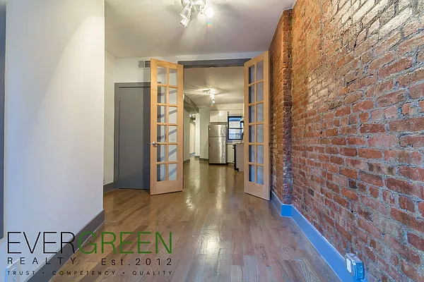 Rented by Evergreen Apartments BK | media 11
