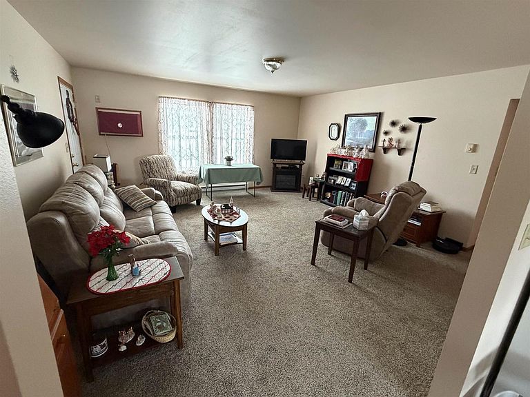 Listing photo 3