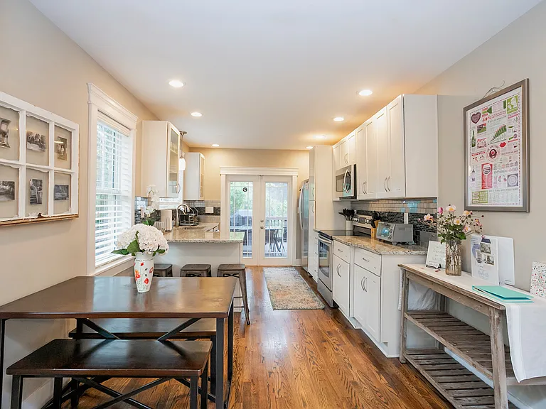 1009 Iverson Ave — Photo 5