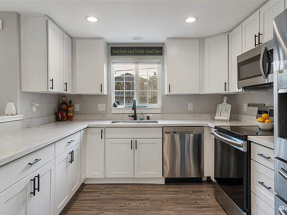 Plenty of cabinet and counter space for a tidy chef.>