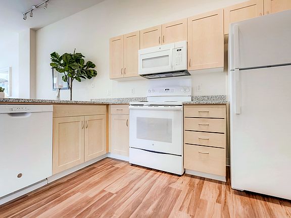 3rd image of 827 Park Ave W #Se304