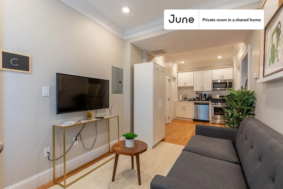 Full bedroom in 3 bed/1 bath home in North End #276 A — Photo 4