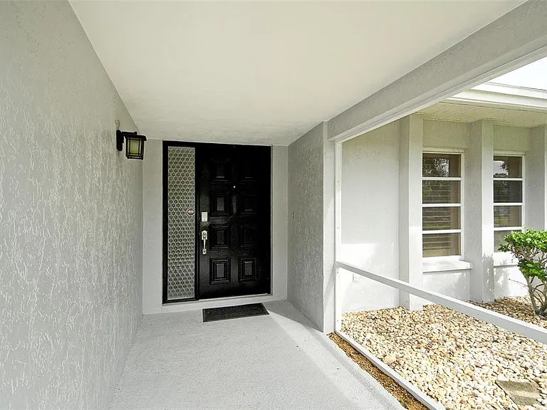 6722 Roxbury Dr — Photo 7