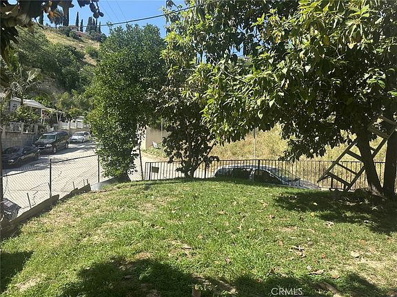 4th image of 2626 Commodore St