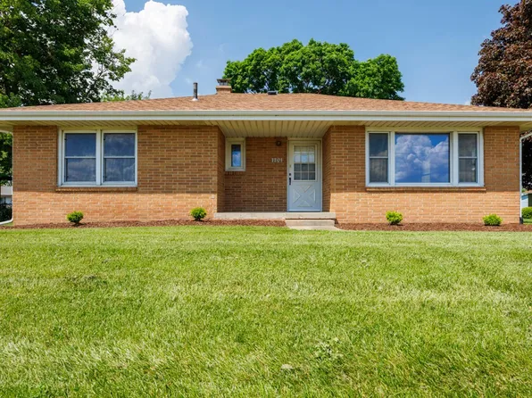 1201 S Mercer Ave, Bloomington, IL 61701