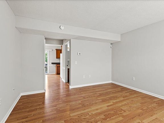 3rd image of 120 Maplehill Dr