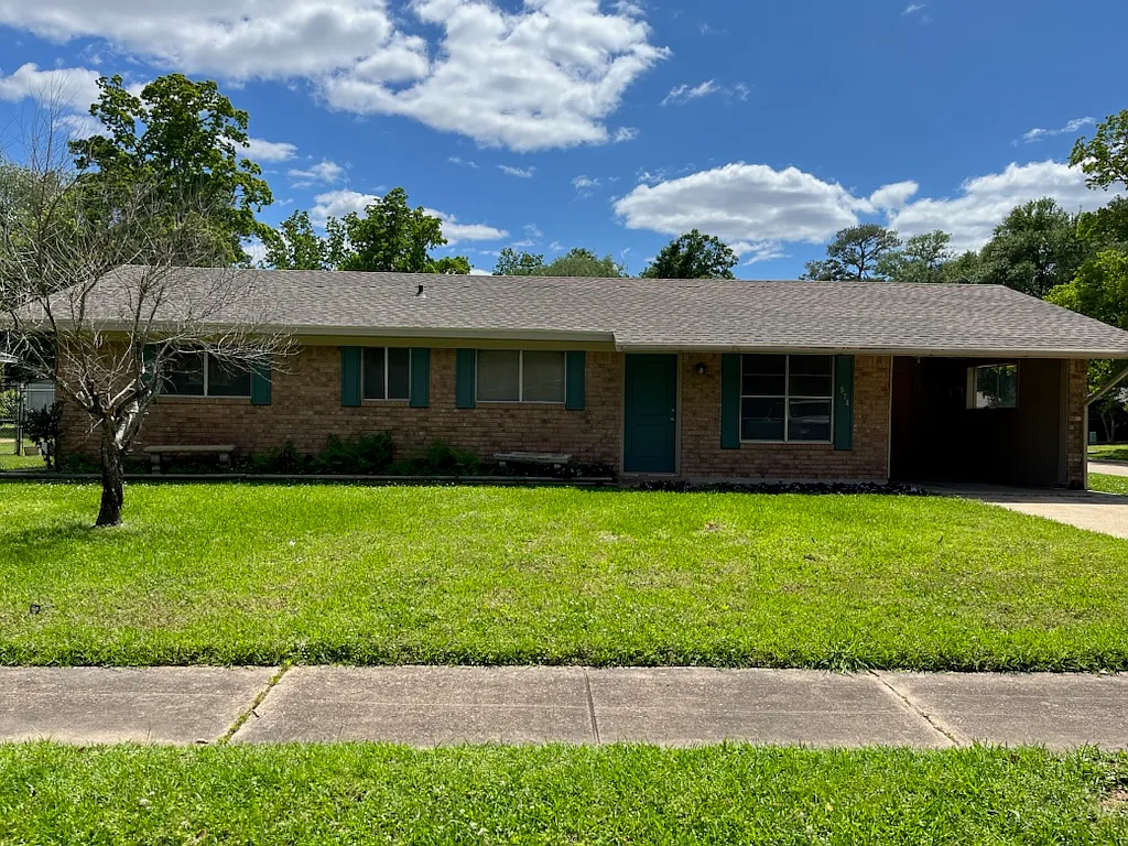 3 bed, 1.5 bath, 2000 sqft, $1,600 — Photo 1