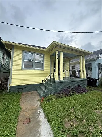 3 bed, 1.0 bath, 1300 sqft, $1,900 — Photo 2