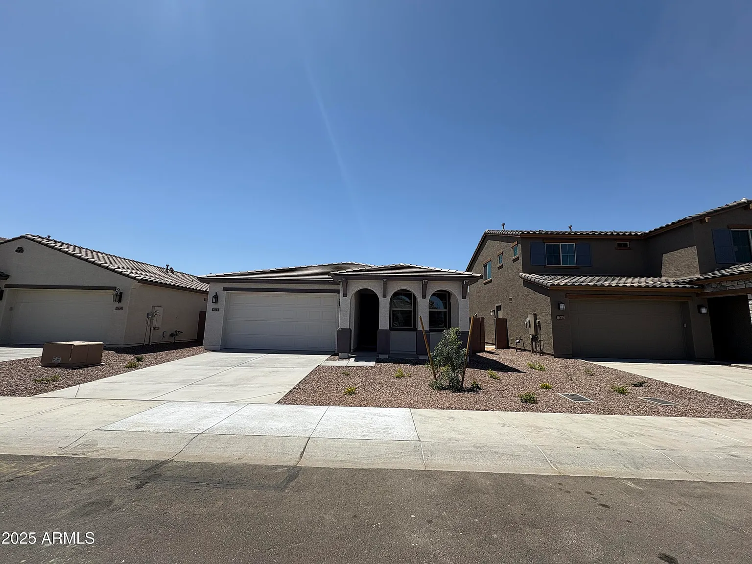 4 bed, 2.5 bath, 1960 sqft, $2,400 — Photo 2