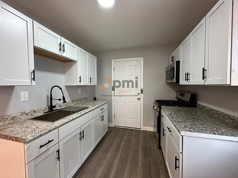 2015 Central Dr — Photo 4
