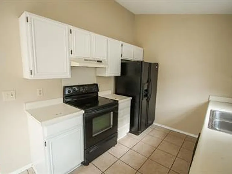 736 W Poplar St — Photo 3