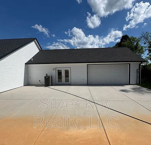 924 Stratford Ave — Photo 3