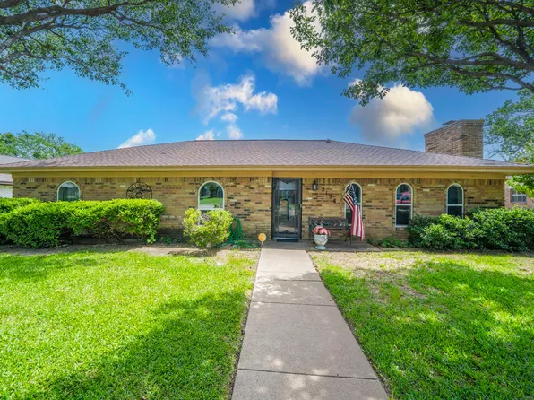 2138 Wellington Dr, Grand Prairie, TX 75051