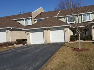 416 Lakeview Cir, Bolingbrook, IL 60440