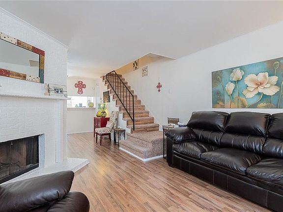 3rd image of 649 Carriagehouse Ln APT 7