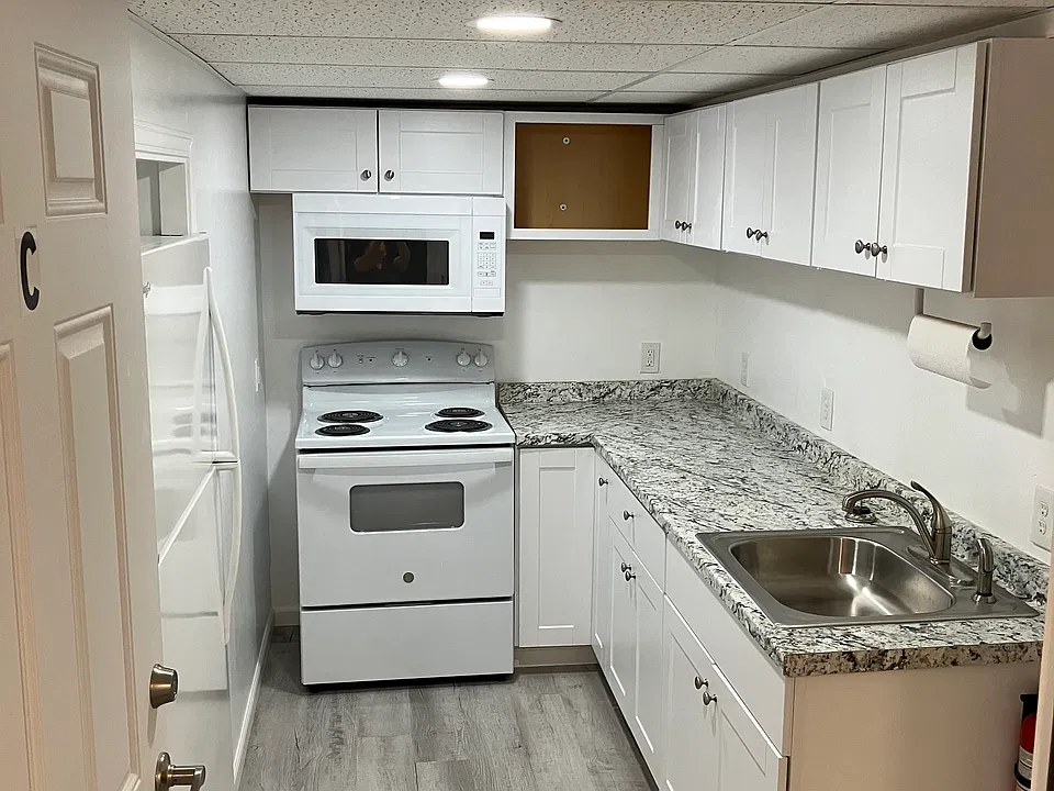 Full kitchen