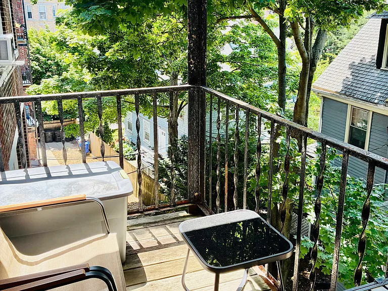 Quiet, private balcony