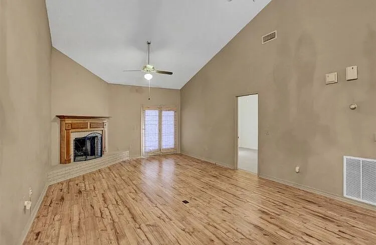 207 Northtown Dr — Photo 1