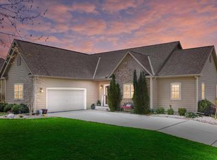 W173N5345 Ravenwood Dr, Menomonee Falls, WI 53051