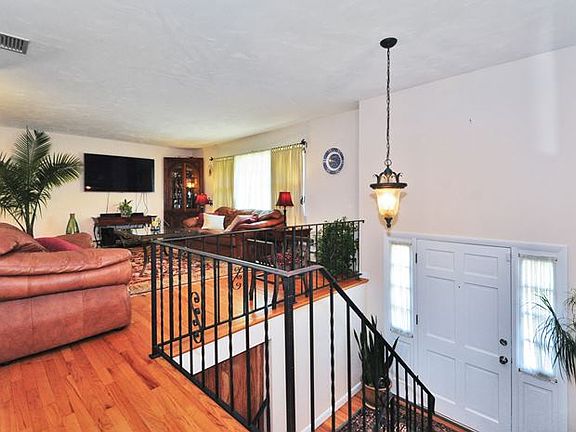 4th image of 444 Flax Hill Road