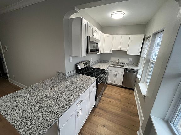 2nd image of 1521 N Franklin Pl #201