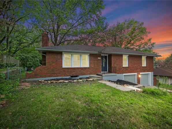 11305 Ridge Dr, Sugar Creek, MO 64054