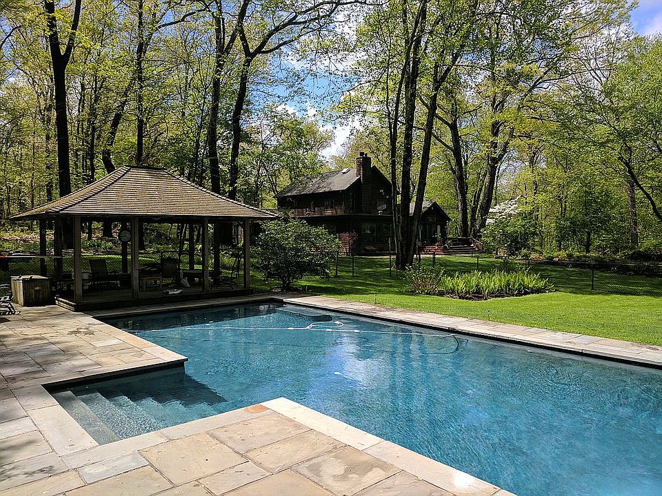 2nd image of 301 S Bedford Rd