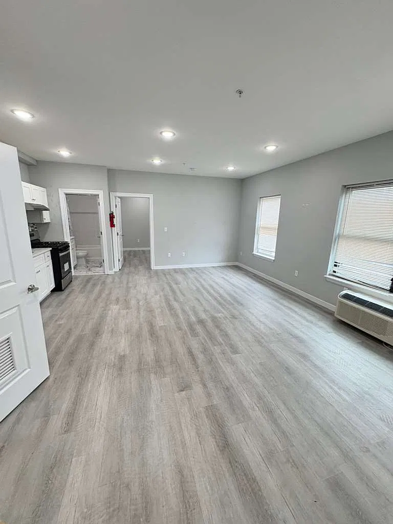 98 12th Ave — Photo 3