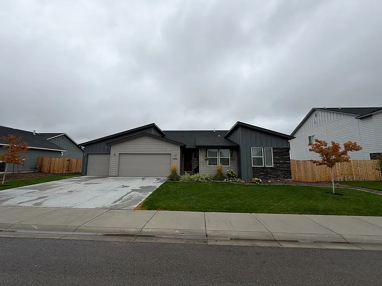 1910 SW Cooper Ave — Photo 1