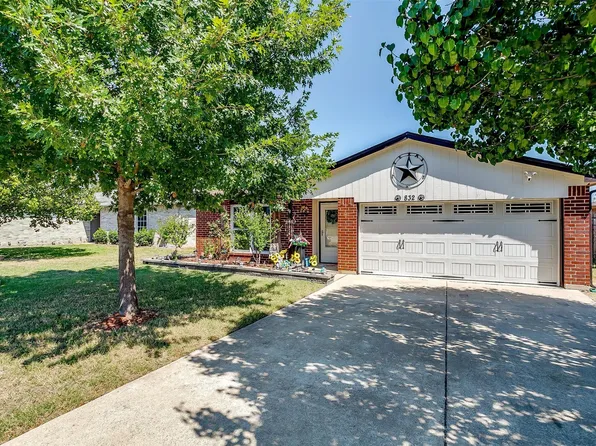 832 McCully St, White Settlement, TX 76108