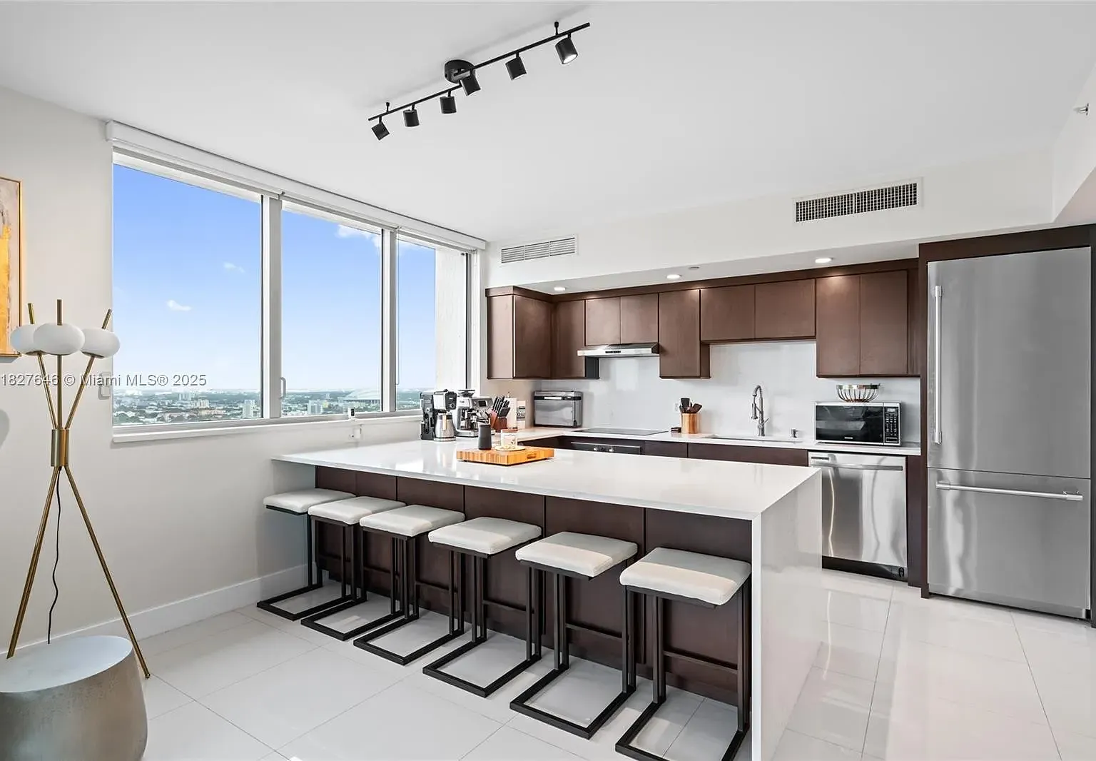 2 bed, 2.5 bath, 1340 sqft, $4,800 — Photo 2
