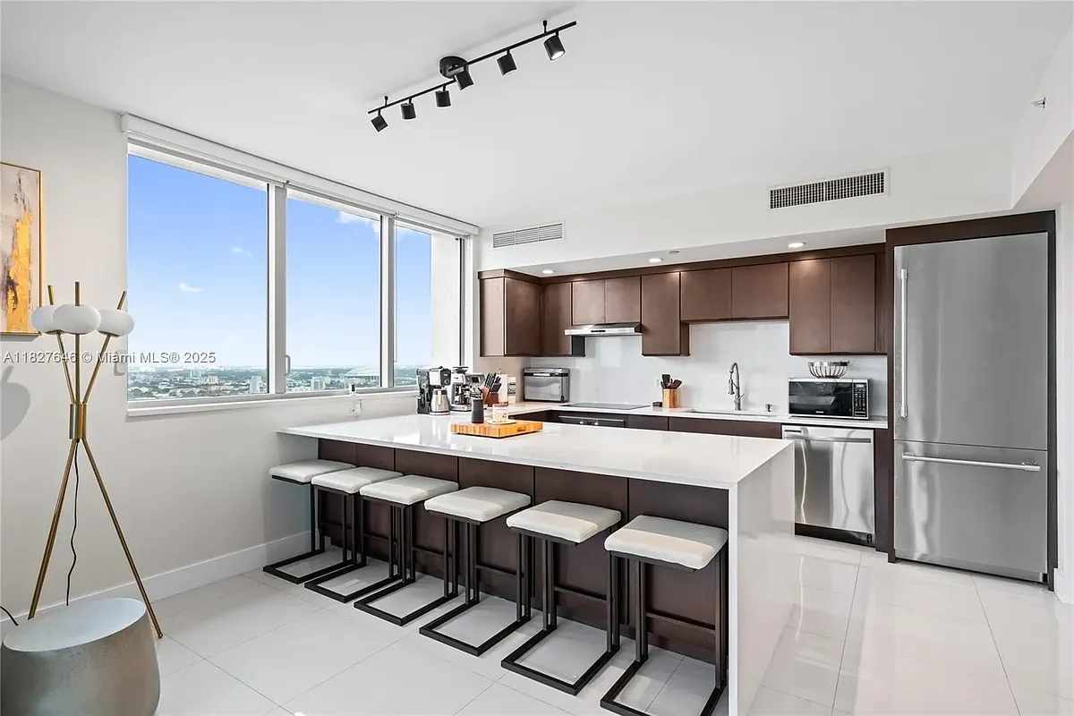 Building Photo - 92 SW 3rd St #3205