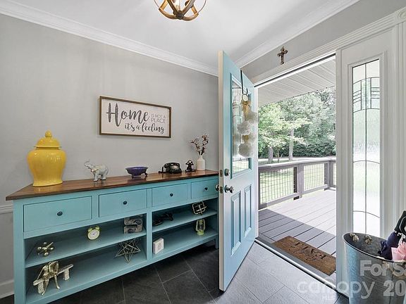 2nd image of 926 Meadow Lakes Rd