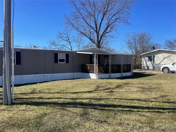 812 Pine Ridge Dr, Fenton, MO 63026