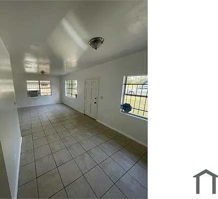 4526 Fairview St — Photo 3