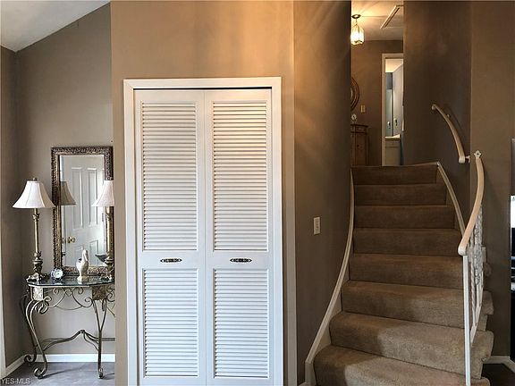 3rd image of 15992 Hawthorne Dr